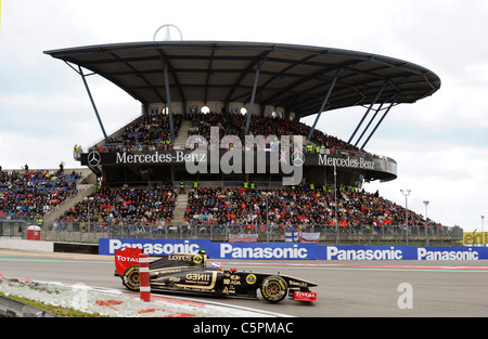 Vitaly Petrov (RUS), Lotus Renault GP en face de la tribune à l'Allemand F1 Grand Prix, Allemagne Banque D'Images