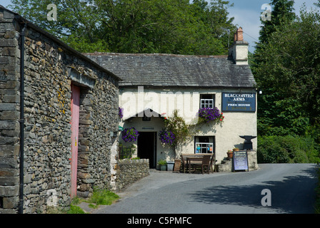 Les forgerons d'armes, un pub dans le village de caractère de Broughton Mills, Parc National de Lake District, Cumbria, Angleterre, Royaume-Uni Banque D'Images