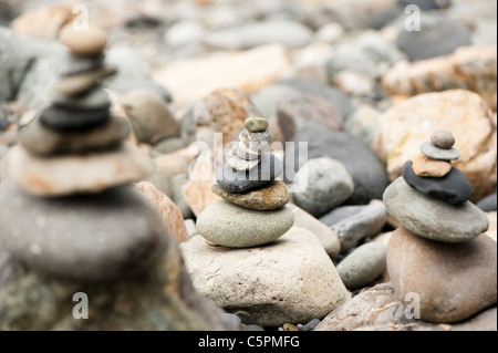 Des piles de cailloux équilibré sur Abereiddy Beach en Amérique du Pembrokeshire, Pays de Galles Banque D'Images