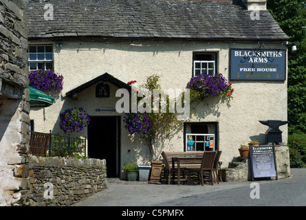 Les forgerons d'armes, un pub dans le village de caractère de Broughton Mills, Parc National de Lake District, Cumbria, Angleterre, Royaume-Uni Banque D'Images