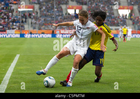 Lauren Cheney des USA (12) contrôle la balle contre Fatima Montano de Columbia (19) lors d'un 2011 Women's World Cup Match. Banque D'Images