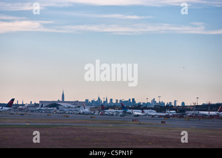 Manhattan vu de l'aéroport international John F. Kennedy avec des avions à leur terminal Banque D'Images