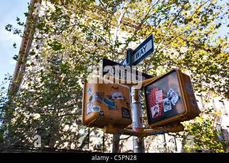 Une concordance avec signal fortement vandalisée graffitis et autocollants dans le quartier SoHo de New York City Banque D'Images