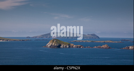 Panorama de Beginish Island et d'autres petites îles vus à partir de la péninsule de Dingle, en Irlande. Banque D'Images