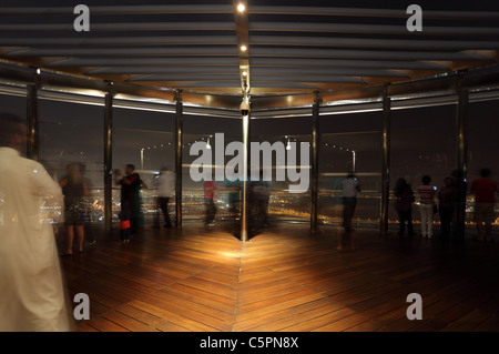 En haut - le pont d'observation de Burj Khalifa, Dubai Emirats Arabes Unis Banque D'Images