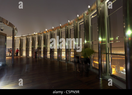 En haut - le pont d'observation de Burj Khalifa, Dubai Emirats Arabes Unis Banque D'Images