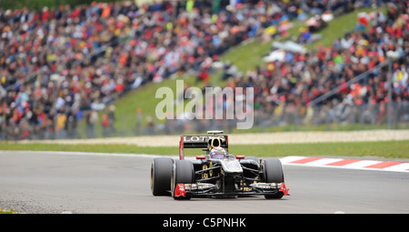 Vitaly Petrov, (RUS), Lotus,en face de la foule à la German Grand Prix de Formule 1 sur le circuit de Nürburgring en Allemagne Banque D'Images