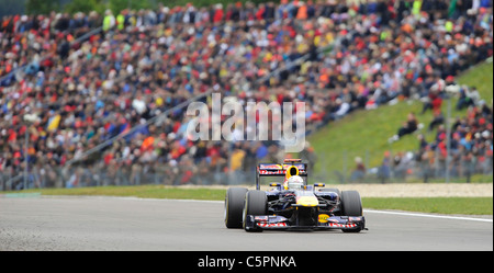 Sebastian Vettel (GER) Red Bull, en face de la foule à la German Grand Prix de Formule 1 sur le circuit de Nürburgring en Allemagne Banque D'Images