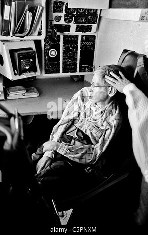 Stephen Hawking et son assistant main à l'intérieur du cockpit de l'avion qui l'a conduit à l'Antarctique Chilena 1997 Banque D'Images