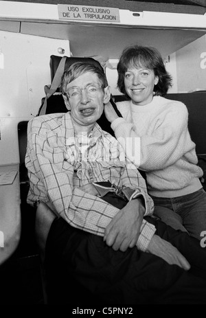 Stephen Hawking et son assistant dans un hélicoptère l'emportant sur un voyage autour de la base antarctique chilienne. Antartica, Chile1997 Banque D'Images