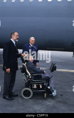 Une vue latérale de Stephen prenant une photo avec Aviación et le physicien chilien Bunster à l'aéroport de Santiago 1997 Banque D'Images