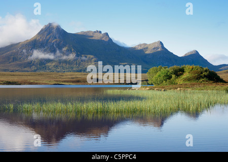 Ben loyal et Lochan Hakel, près de langue, Sutherland, Highland, Scotland, UK. Banque D'Images