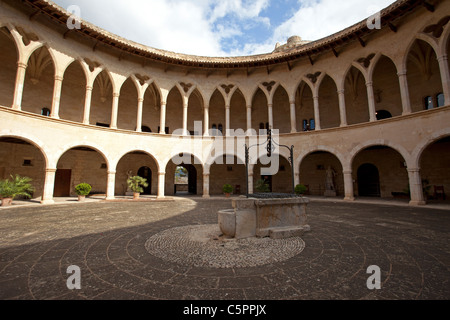 Historique de Palma de Majorque et l'ancienne cour du château de Bellver. Arcades avec de l'eau. Banque D'Images