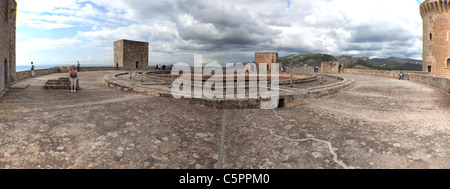 Historique de Palma de Majorque et château de Bellver ancien donjon haut de château avec ciel dramatique en arrière-plan. Banque D'Images