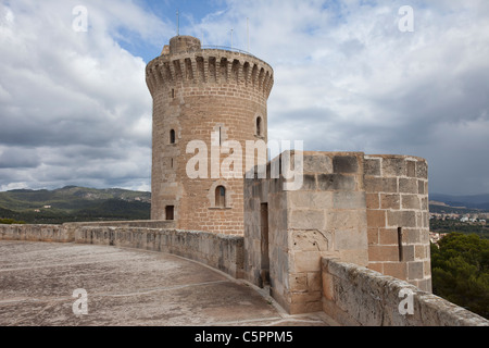 Historique de Palma de Majorque et château de Bellver ancien donjon avec ciel dramatique en arrière-plan. Banque D'Images