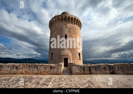 Historique de Palma de Majorque et château de Bellver ancien donjon avec ciel dramatique en arrière-plan. Banque D'Images