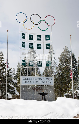 Panneau d'entrée avec des anneaux olympiques à Squaw Valley USA, Lake Tahoe, California, United States of America Banque D'Images