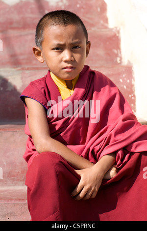 Garçon népalais qui apprend à devenir un moine novice dans Pokhara, Népal Banque D'Images