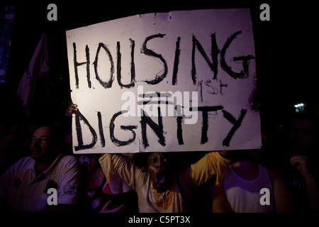 Un demandeur d'asile africain tient un écriteau lors d'une manifestation contre La hausse des prix de l'immobilier et les inégalités sociales à tel Aviv en Israël Banque D'Images