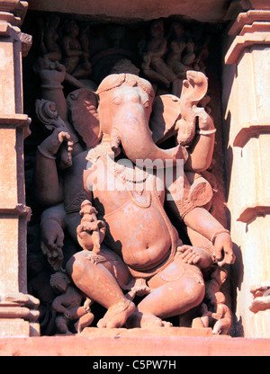 Sculptures sur le mur d'un temple hindou, Khajuraho, Madhya Pradesh, Inde Banque D'Images