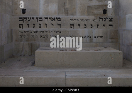 Épitaphe sur la base de pierres tombales de Meir Dizengoff et sa femme, le premier maire de Tel Aviv de Trumpeldor Cemetery où de nombreux dirigeants sionistes national & célèbre artistes israéliens sont enterrés Tel Aviv ISRAËL Banque D'Images