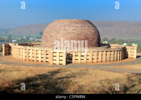 Monuments bouddhiques : stupa 3 (2e siècle avant J.-C.), l'UNESCO World Heritage site, Sanchi, Inde Banque D'Images