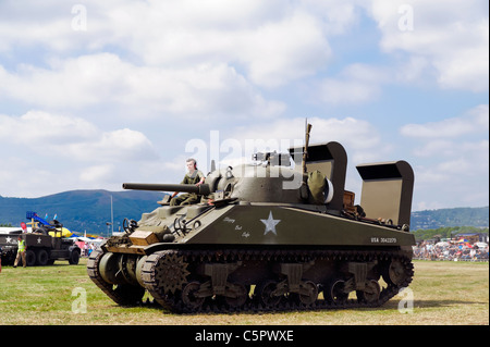 WW2 tank Sherman M4 1943 reconstitution militaire à Welland, Rallye 2011 Vapeur, England, UK. Tubas montés sur des prises d'air pour ampli- Banque D'Images