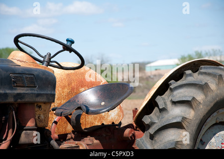 Old rusty tracteur agricole Banque D'Images