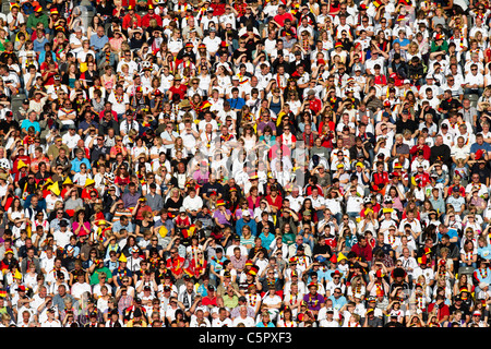 Spectateurs regarder le match d'ouverture de la Coupe du Monde féminine Coupe du monde entre l'Allemagne et le Canada le 26 juin 2011. Banque D'Images