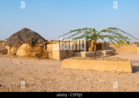 Village traditionnel avec des maisons traditionnelles près de Jaisalmer, Rajasthan, Inde, Asie Banque D'Images