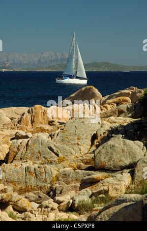 Bateau à voile et les roches de granit jaune sur la rive de la Costa Smeralda Gallura,mer,Sardaigne,Italie Banque D'Images