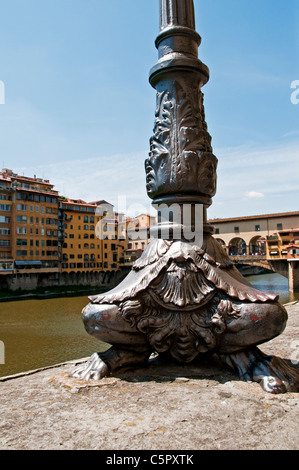 Une base de lampadaire sculpté un monstre mythique avec les jambes et les pieds sans doute en fonte ou acier, Florence Banque D'Images