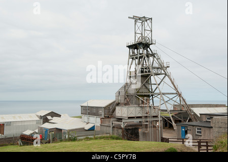 L'arbre maintenant fermée de Geevor tin mine près de Pendeen à Cornwall, maintenant un musée et centre du patrimoine mondial. Banque D'Images