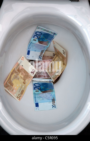 Le rinçage d'euros dans les toilettes Banque D'Images