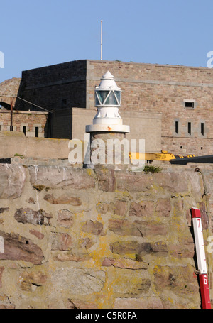 Feu de navigation sur le mur de Braye Harbour. Alderney, Channel Islands, Royaume-Uni. Banque D'Images