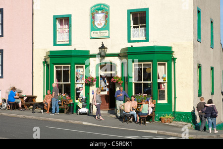 Les gens de prendre un verre à l'extérieur du manoir, un 'vrai homme' pub dans Broughton, Cumbria, Angleterre, Royaume-Uni Banque D'Images