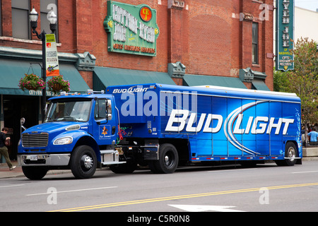 La bière Budweiser, Bud Light des camions de livraison de Broadway Nashville Tennessee USA Banque D'Images