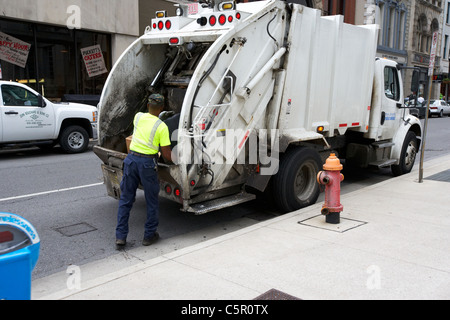 African American city worker vider les déchets en camion Nashville Tennessee USA Banque D'Images