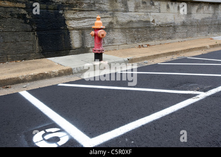 Pas de zone de stationnement peinte autour de l'orange et le rouge d'incendie sur la rue à Nashville Tennessee USA Banque D'Images