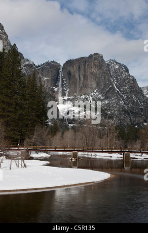 La rivière Merced Yosemite Falls avec en arrière-plan pendant l'hiver, Yosemite National Park, California, United States of America Banque D'Images