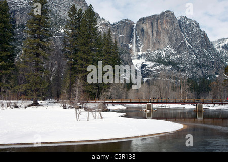 La rivière Merced Yosemite Falls avec en arrière-plan pendant l'hiver, Yosemite National Park, California, United States of America Banque D'Images