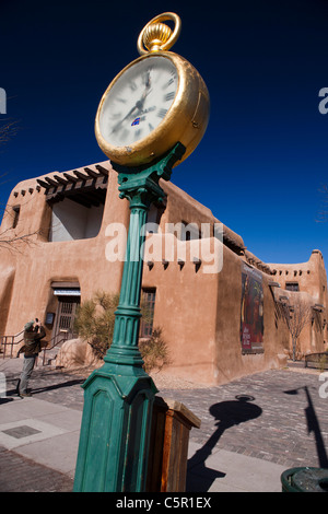 Horloge dorée à l'extérieur du Nouveau Mexique Art Museum, Santa Fe, New Mexico, United States of America Banque D'Images