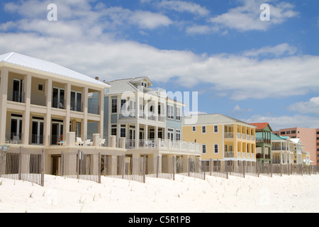 Cher locations haut de gamme maisons de plage et de vacances construit derrière une petite ligne de dunes de sable et le long d'un rivage en Floride. Banque D'Images