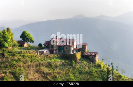 Maison du vieux monde dans l'himalaya construit sur une falaise Banque D'Images
