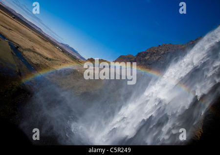 Cascade de Seljalandsfoss avec rainbow, Seljalandsfoss, Islande Banque D'Images