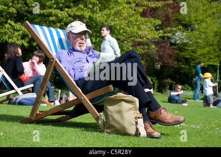 Homme de dormir sur un transat, dans park, Bath, Angleterre Banque D'Images