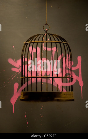 Banksy photo de sa signature dans un grafitti bird cage, Bristol, Angleterre Banque D'Images