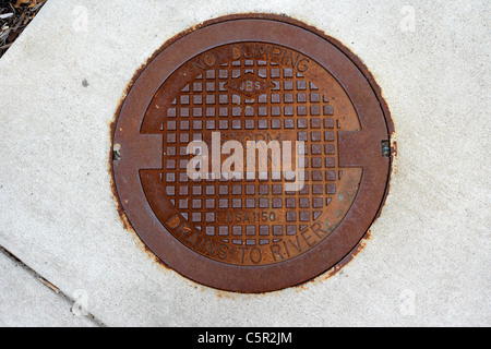 Il n'y a pas de dumping d'eaux pluviales le couvercle de trou d'homme est déchargée à Nashville Tennessee River USA Banque D'Images