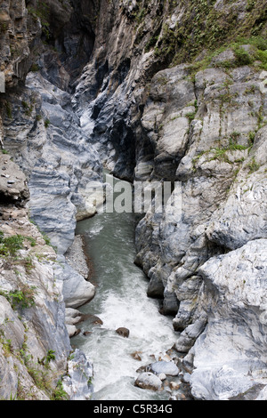 Ruisseau coule à travers en canyons, Tunnel de neuf tours, le parc national de Taroko, Hualien, Taiwan Banque D'Images