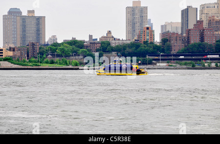 Bateau touristique pour marcher près de South Street Seaport, Manhattan, New York, NY, USA Banque D'Images